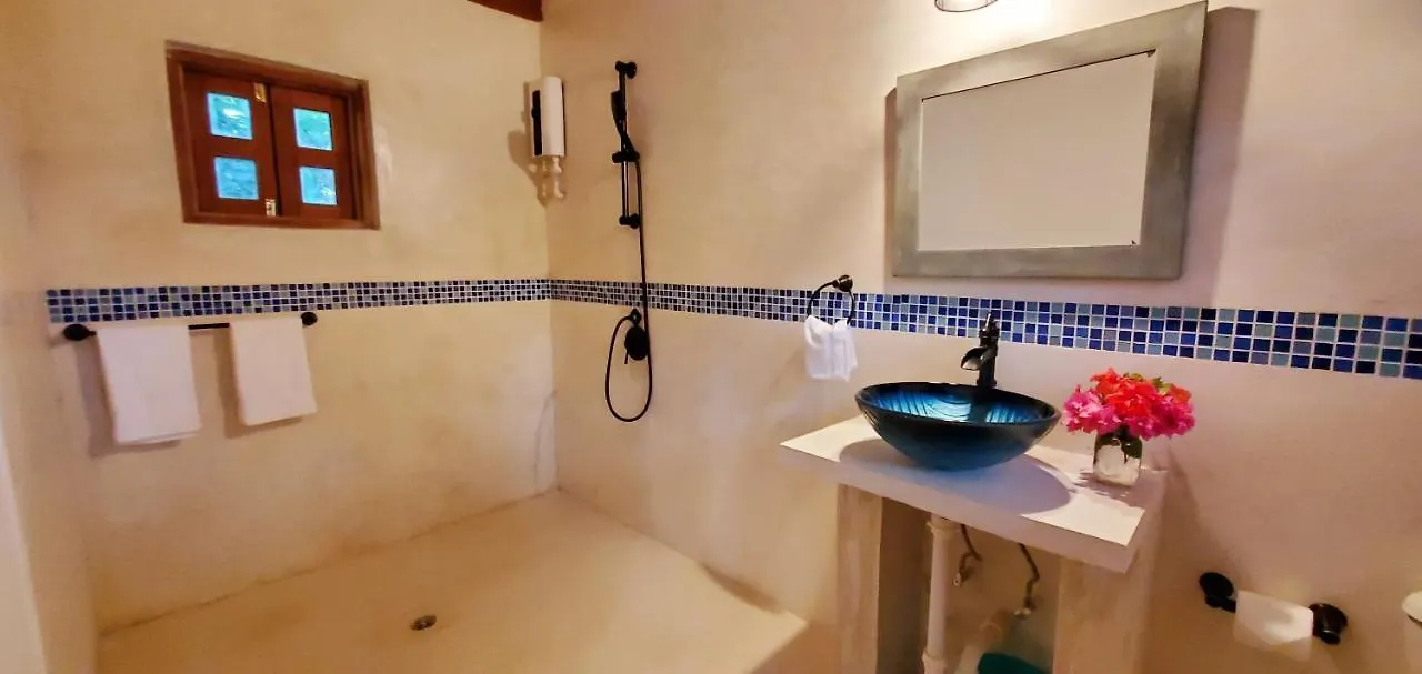 Alojamento de Turismo Selvagem Bak A Yaad Vila Negril Jamaica